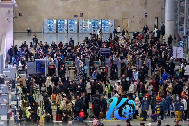 元宵节控制长沙高铁南站迎客流岑岭 车厢里节日氛围浓厚！